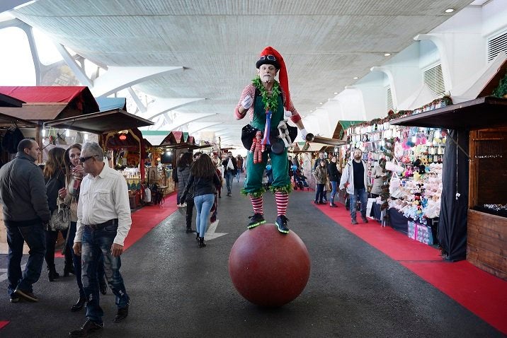 El Passeig d'Arcbotants de l'Umbracle acull fins al 6 de gener un mercat nadalenc a més d'activitats infantils com ara demostracions d'oficis, tallers, una ludoteca musical, jocs d'enginy, animacions de personatges nadalencs i concursos de disfresses. / @CACCIENCIES