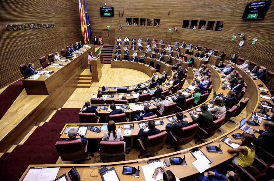 En breu començarà el repartiment de les botelles de vidre amb una cobertura de funda de neopré. / EFE