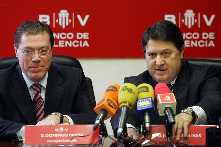 A més d'Olivas i Parra, el jutge creu que altres tretze directius són responsables d'elaborar comptes falsos. / EFE