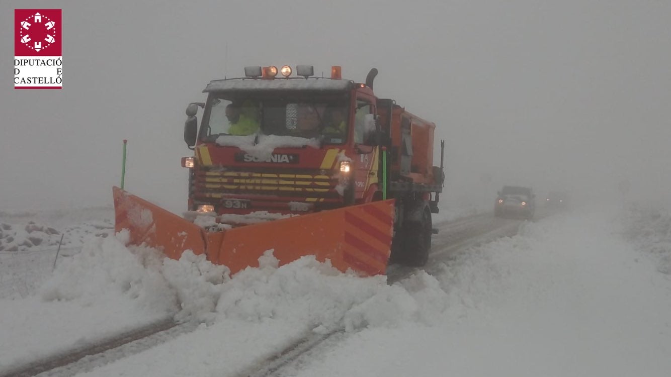 El departament de Bombers de la Diputació de Castelló ha mobilitzat sis equips llevaneu per a realitzar ruta de nevades per la zona de Castellfort, Vilafranca, Ares del Maestrat, els Ports i la Tinença de Benifassà. / BOMBERS CASTELLÓ