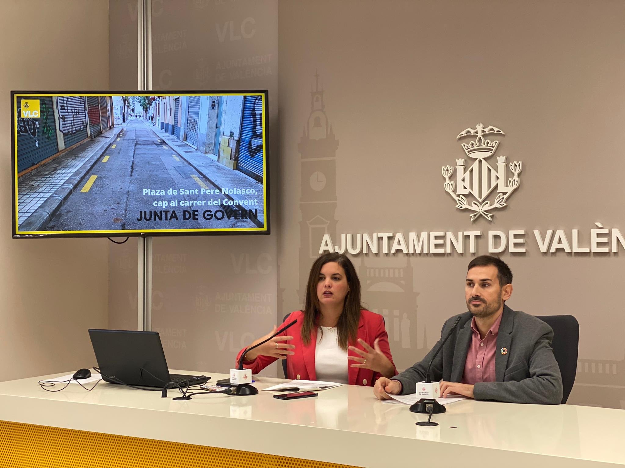 El vicealcalde, Sergi Campillo, i la vicealcaldessa, Sandra Gómez, han explicat que l'edifici de La Farinera es destinarà a usos d'innovació i emprenedoria. / AJUNTAMENT VALÈNCIA