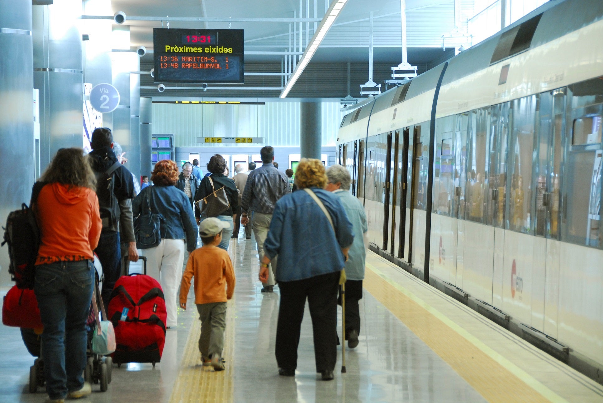 Amb el servei denominat A la Lluna de Metrovalencia circulen trens amb una freqüència de pas entre 10 i 20 minuts pel centre de la ciutat. / FGV