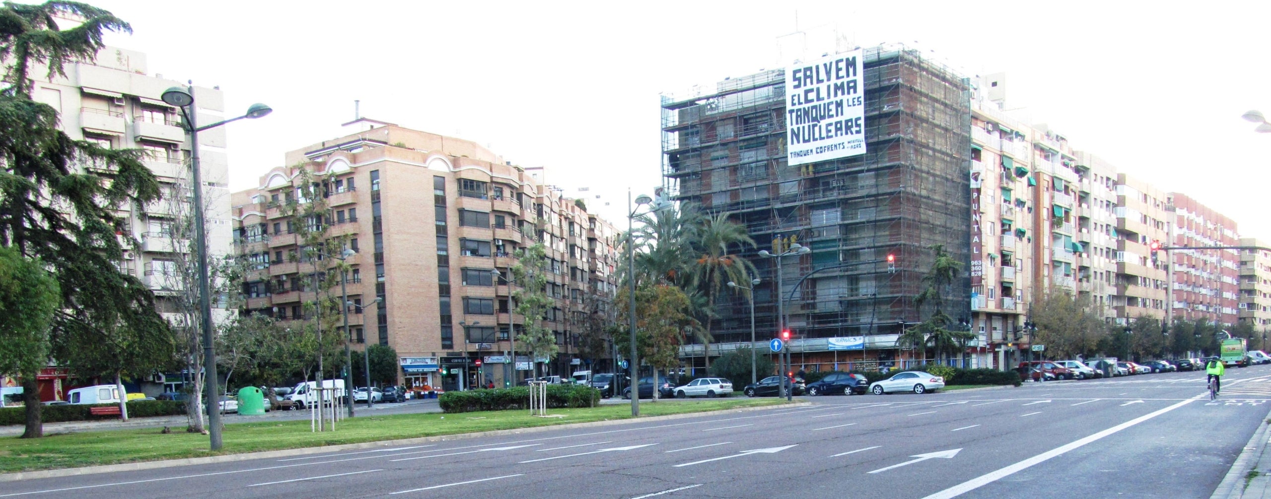 La pancarta apareix un dia abans de la Cimera Mundial pel Clima a Madrid. / TANQUEM COFRENTS