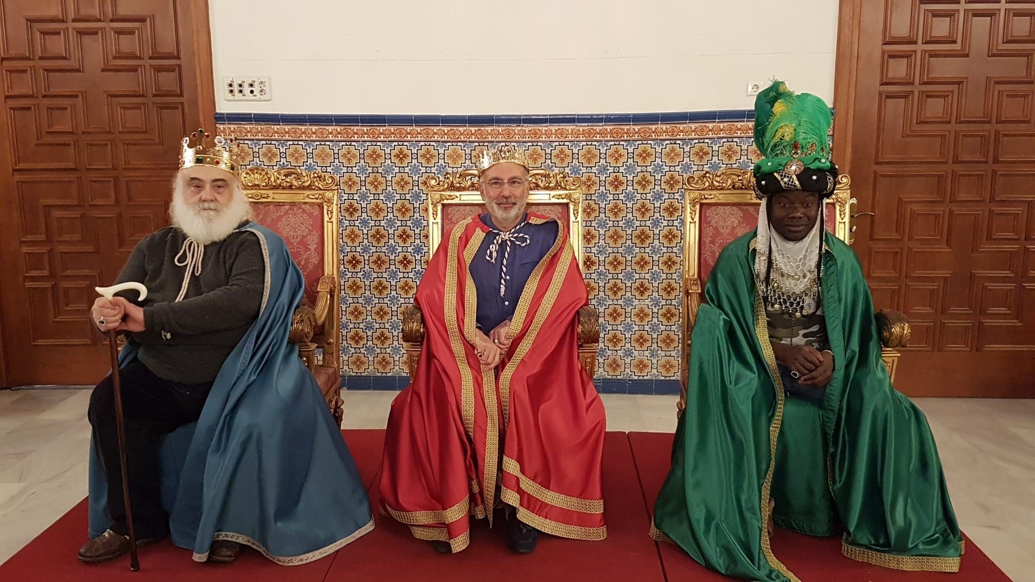 L'Ajuntament de València va donar a conéixer aquest dilluns les tres persones que representaran els Reis d'Orient i que 'portaran la il·lusió' a la cavalcada d'enguany. / AJUNTAMENT DE VALÈNCIA