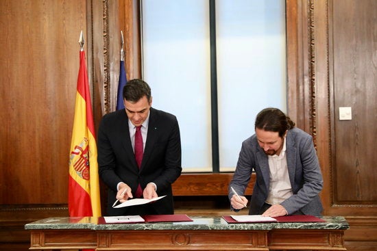 Els líders del PSOE i d'Unides Podem, Pedro Sánchez i Pablo Iglesias, van signar aquest dilluns el seu programa per a un govern de coalició. / PSOE