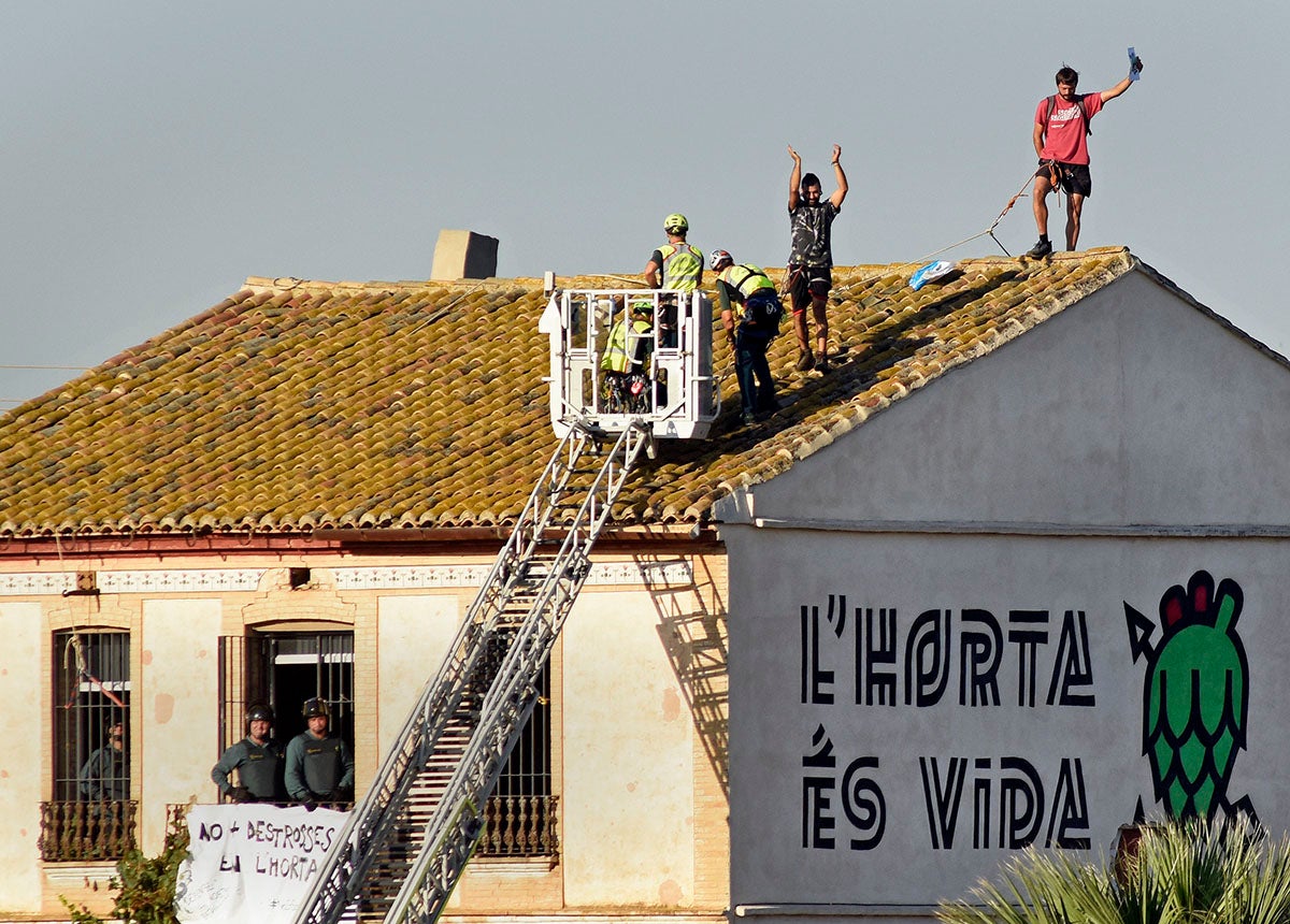 El desallotjament del Forn de Barraca es va saldar amb 4 persones detingudes. / DANIEL GARCÍA-SALA