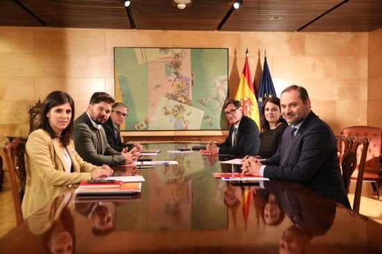 Marta Vilalta, Gabriel Rufián i Josep Maria Jové (ERC), amb José Luis Ábalos, Adriana Lastra i Salvador Illa (PSOE-PSC) en la segona reunió de la taula de negociació al Congrés, el 3 de desembre. / ERC