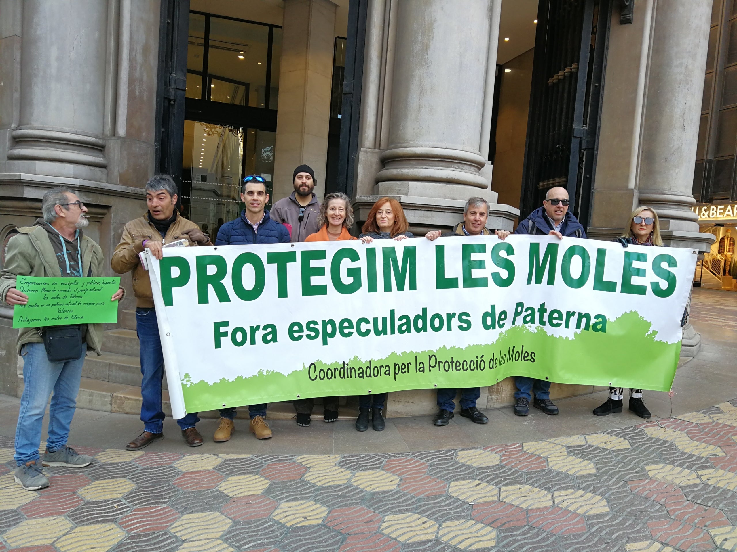 Alguns activistes han protestat a les portes. / COORDINADORA MOLES