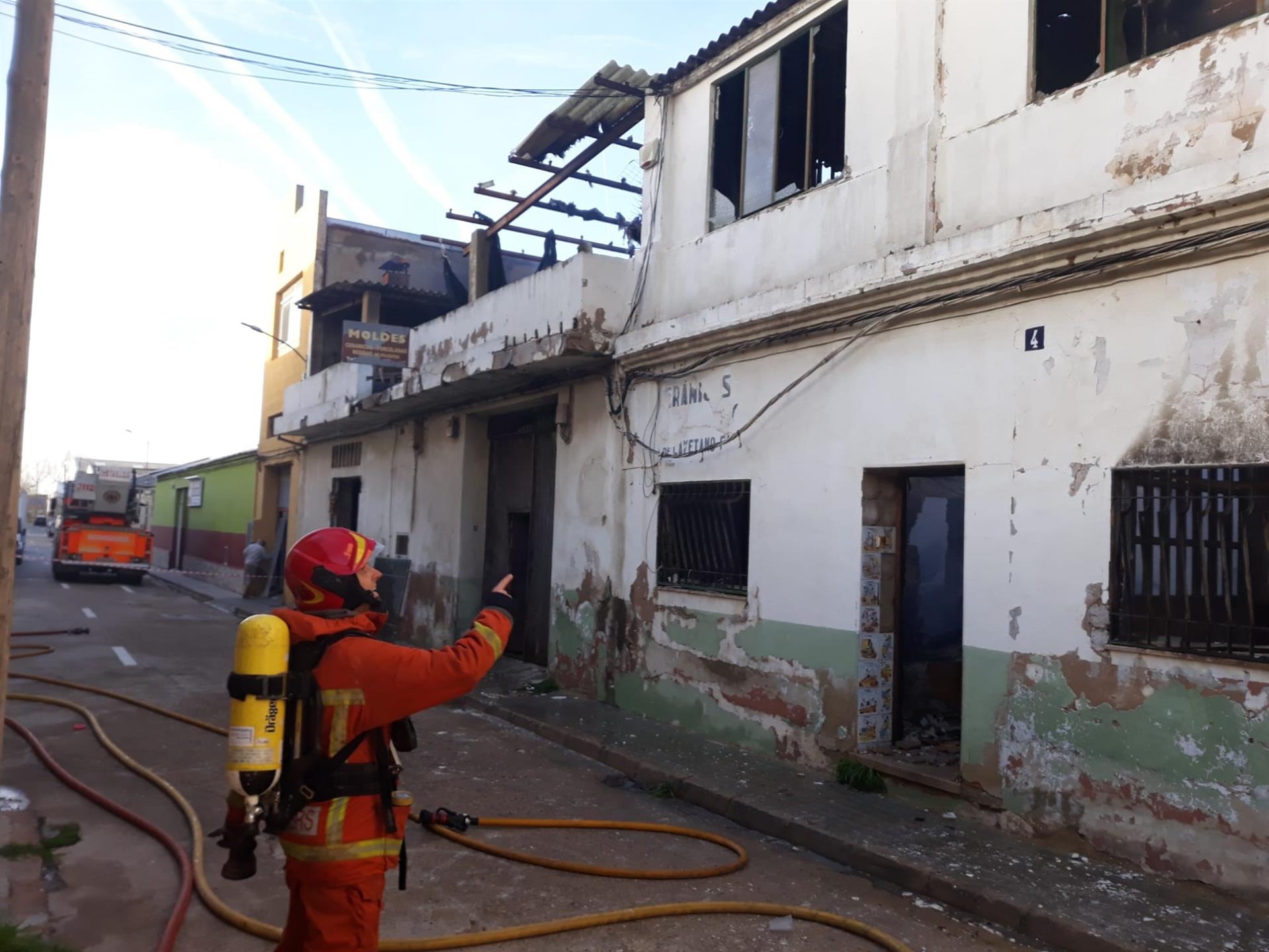 Fins al lloc es van mobilitzar huit dotacions de Paterna, Torrent, Burjassot, el cap de sector i l'oficial de guàrdia. / CONSORCI PROVINCIAL DE BOMBERS