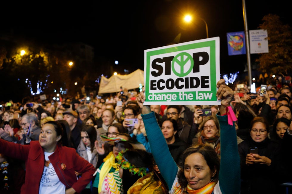 Tot i que la inauguració oficial va ser aquest dissabte, la Marxa pel Clima que va recórrer els carrers de Madrid la vesprada del passat divendres ja va comptar amb la participació de moltes de les entitats que durant aquests dies portaran a terme aquesta 'contracimera'. / CLARA MARGAIS, EP 