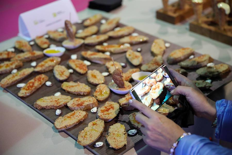 Les deu paraules triades són 'umami', 'animalista', 'emergència climàtica', 'exoplaneta', 'mena', 'pactòmetre', 'residu zero', 'trap', 'vermuteria' i 'xipar'. / ANA ESCOBAR, EFE