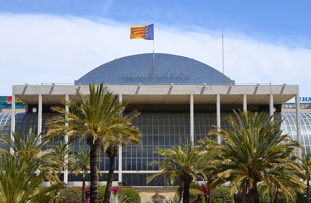 Tello ha explicat que la instal·lació del trencadís al Palau es va dur a terme temps després de la seua construcció, concretament l'any 2009, amb fons del Pla E i, segons ha apuntat, aquest material 'ha donat molts problemes'. / JOANBANJO