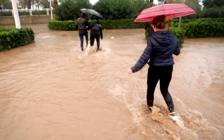 El temporal es va iniciar dilluns, quan va arribar al sud-est de la península una borrasca que ha originat ruixats i tempestes localment fortes i persistents. Imatge d'arxiu. / EFE/Kai Försterling