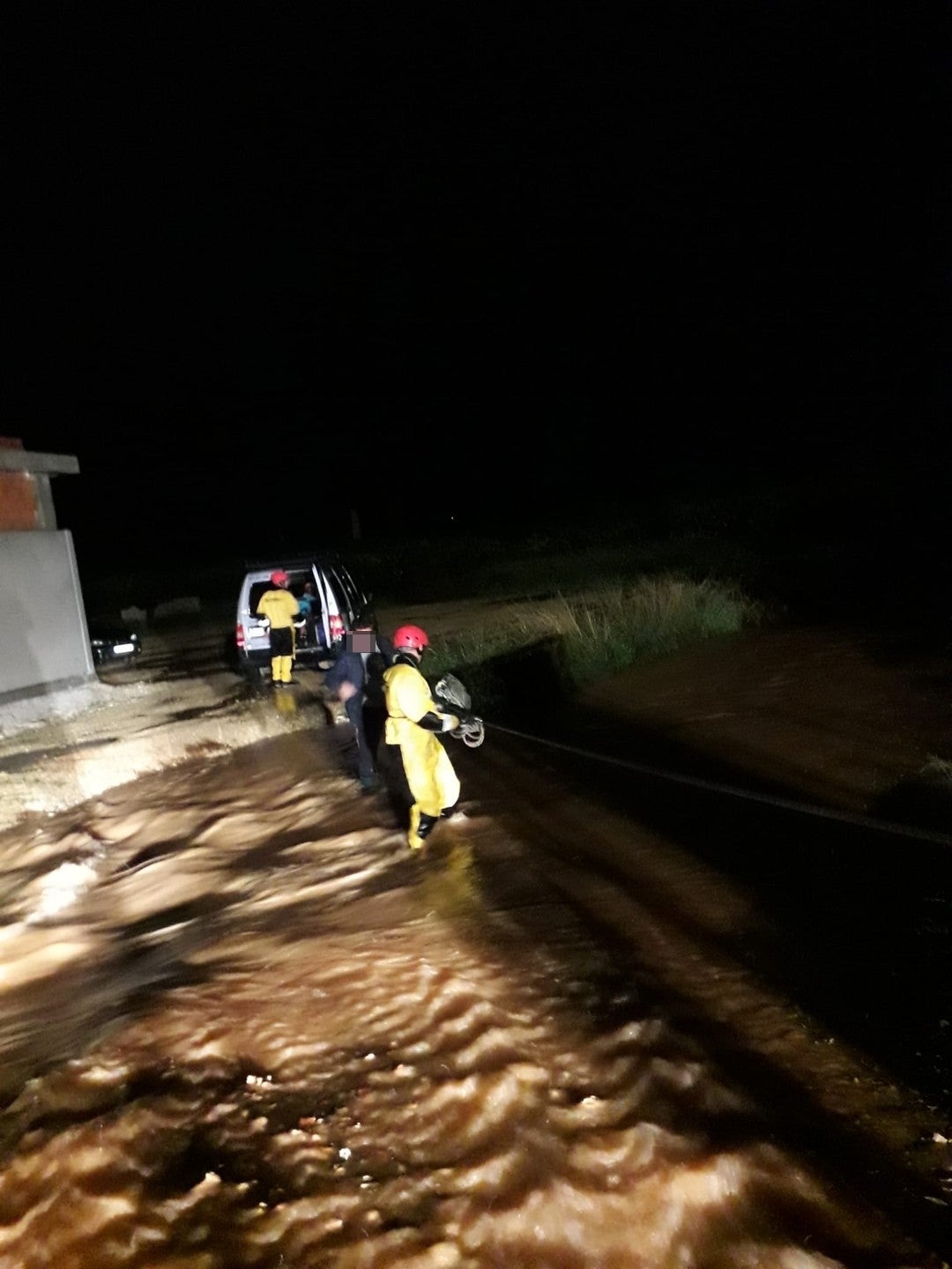 Els efectius van ajudar les persones atrapades a creuar amb una corda guia, deixant els vehicles a l'altre costat. / CONSORCI BOMBERS