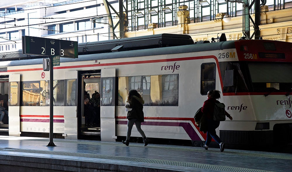 Una incidència tècnica de material registrada a primera hora d'aquest dilluns ha deixat fora de servei dos trens Civis de Renfe que havien d'haver circulat entre les ciutats de València i Castelló de la Plana. Imatge d'arxiu. / DANIEL GARCÍA-SALA