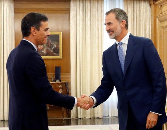 Una vegada acabada la ronda de consultes, Felip VI encarregarà previsiblement a Sánchez que prove la investidura i ho transmetrà també a la presidenta del Congrés, Meritxell Batet; en cas que aquest accepte, haurà de fixar una data per al ple del Congrés. / POOL