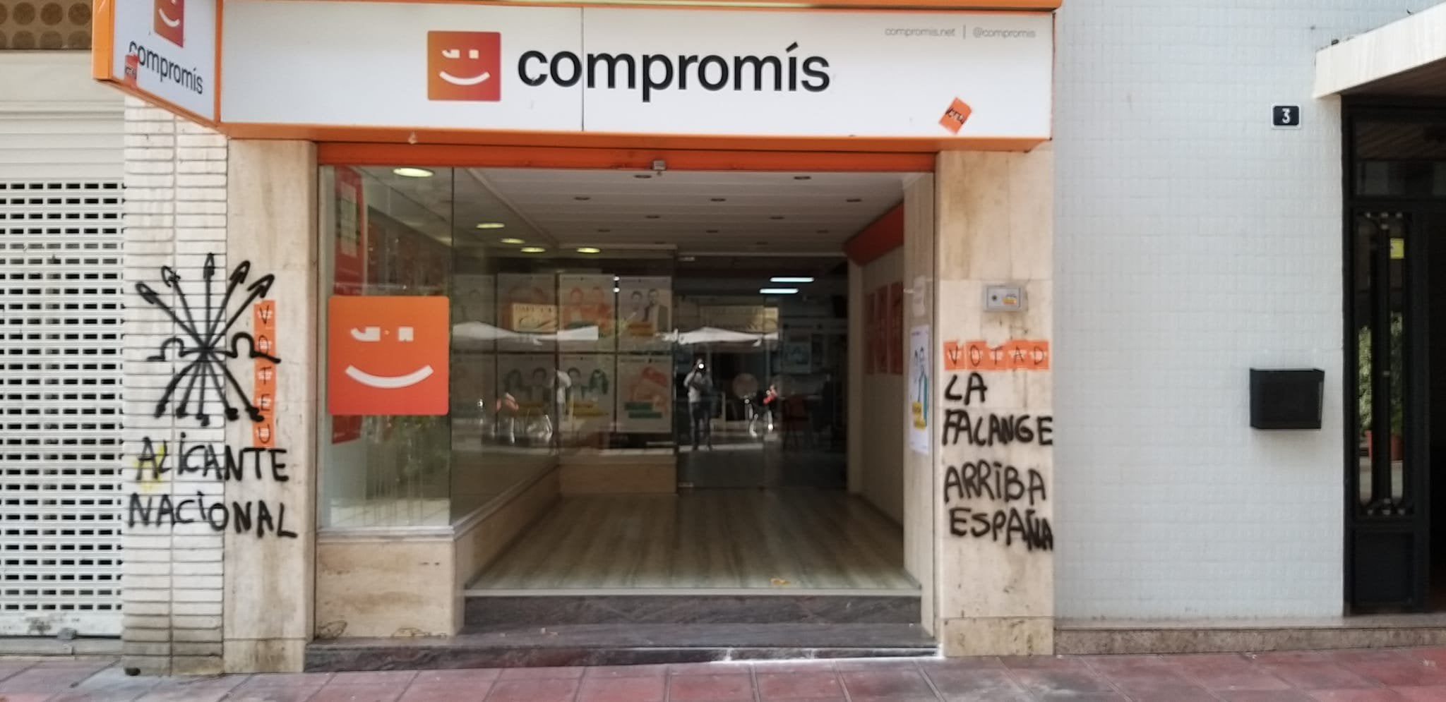 Els feixistes també han llançat ous al local de Compromís. / TWITTER COMPROMÍS