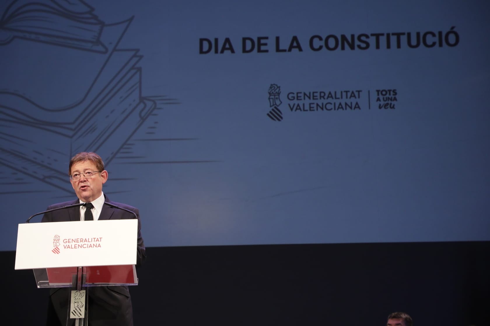 El president de la Generalitat ha fet una crida a 'defensar l'estat autonòmic concebut per la Constitució' perquè, en les seues paraules, 'qui ataca l'estat autonòmic ataca l'estat del benestar'. / GVA