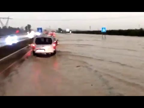 L'autovia A7, totalment inundada al seu pas per Alberic