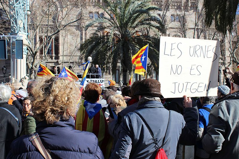 Concentració davant del Tribunal Superior de Justícia en suport als inculpats Artur Mas, Joana Ortega i Irene Rigau per la consulta democràtica sobre la independència del 9 de Novembre de 2014