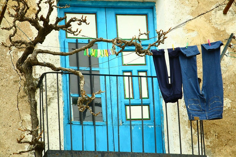 Els balcons amb estenedors 1 (experiment fent parlar éssers inanimats)