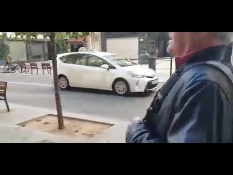 Un home assetja Joan Ribó pel carrer per les Magues de Gener