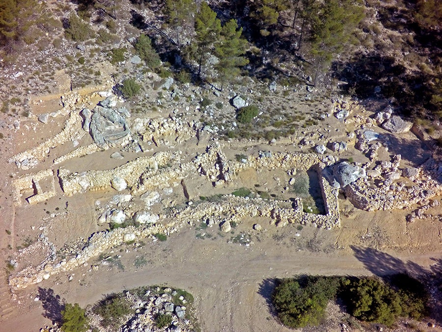 Imatge aèria del cup amb les restes del celler i la torre annexa