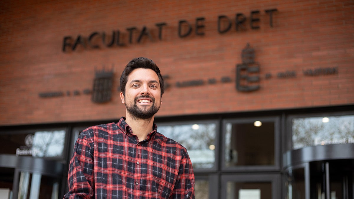 Jorge Correcher, a la porta de la facultat de Dret de la Universitat de València