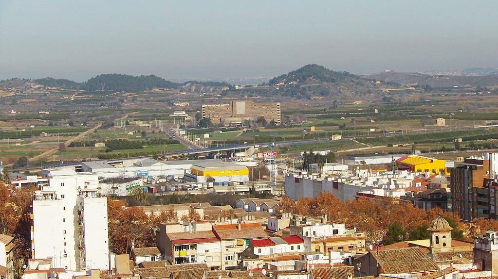 Xàtiva, amb l'hospital Lluís Alcanyís al fons