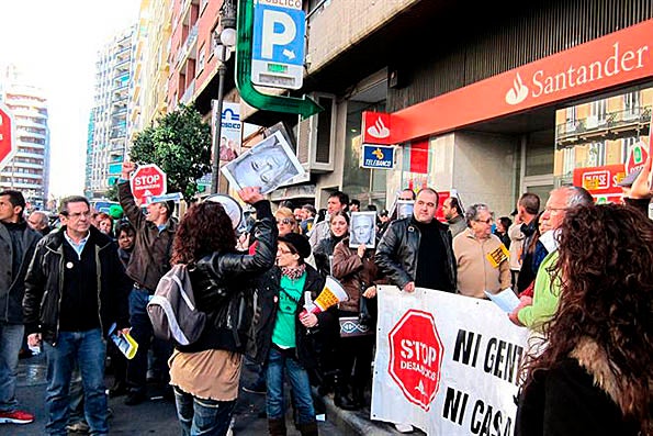 Una protesta per evitar un desnonament en una imatge d'arxiu