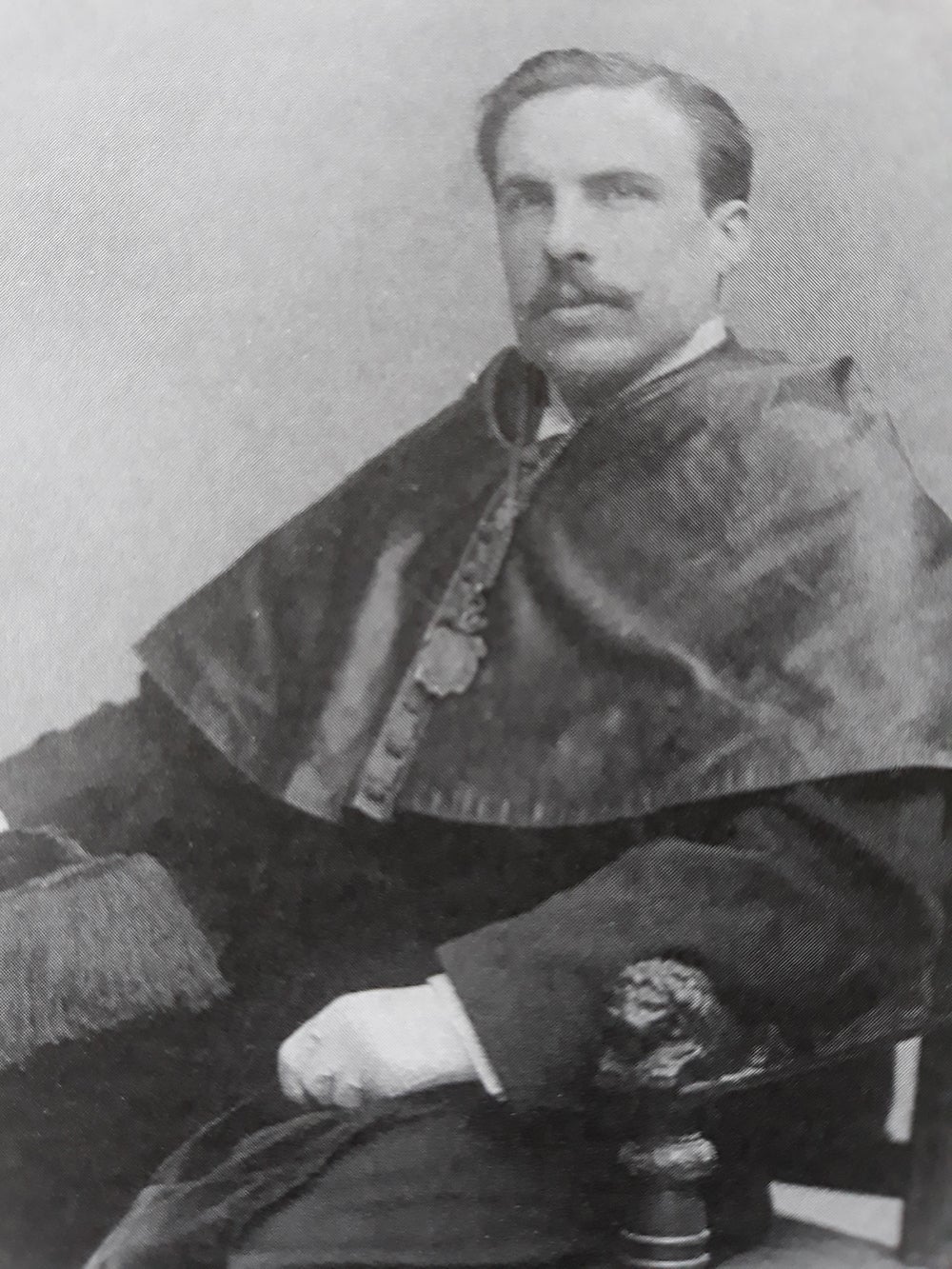 José Chabás Bordehore amb indumentària de doctor. Foto presa de J.L. Barona (2007)