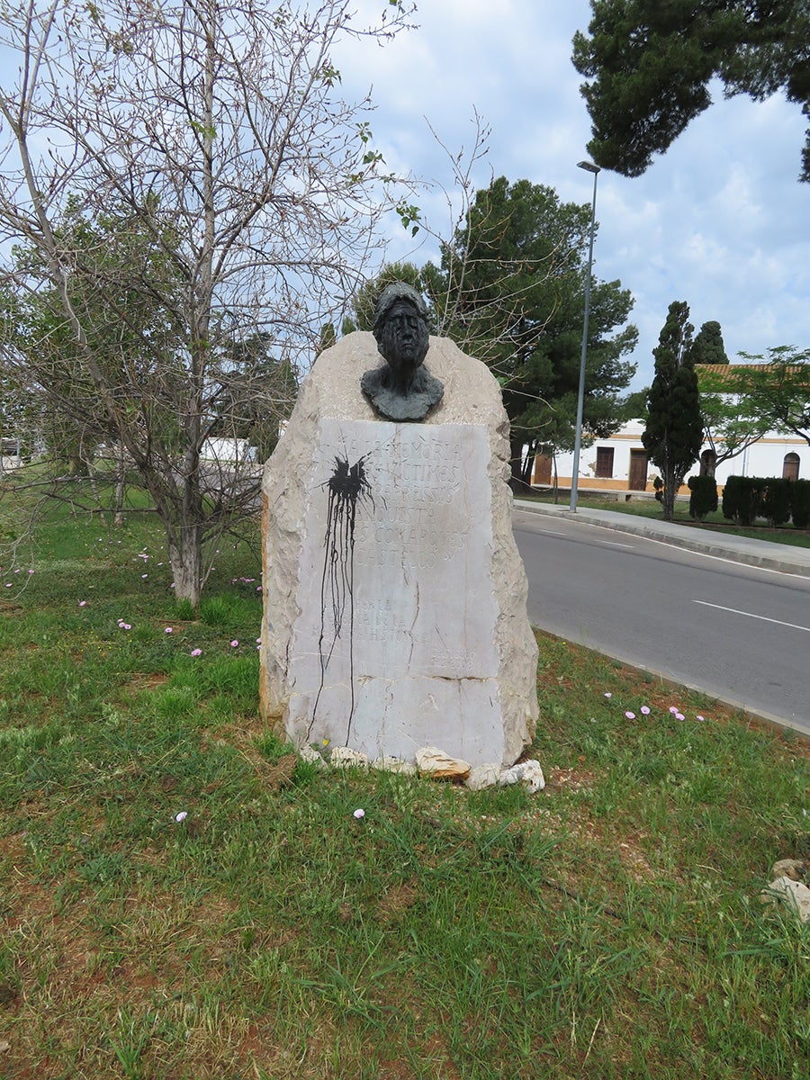 Monòlit dedicat a les víctiques de la repressió franquista, tacat de pintura el 5 de maig