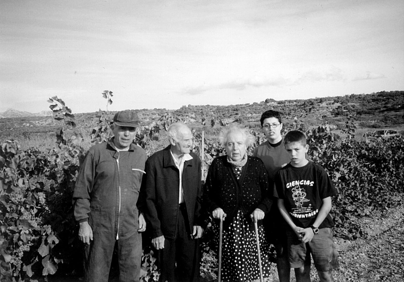 Última foto dels besavis a la finca La Sort amb el seu fill, Àngel i Eugènia