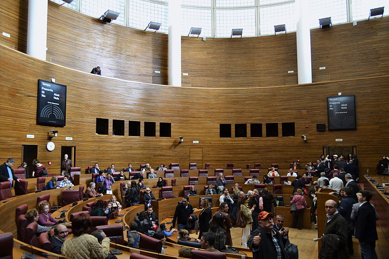 Els grups de les Corts mostren diferents posicions davant la crisi. les Corts