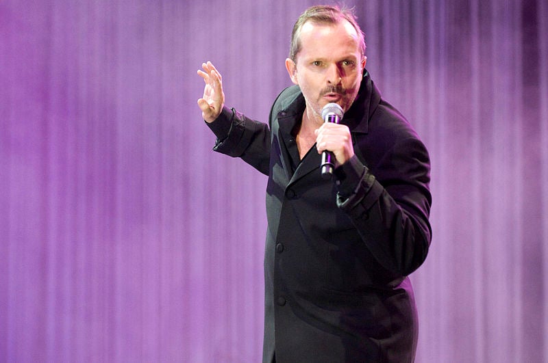 Miguel Bosé com a símbol