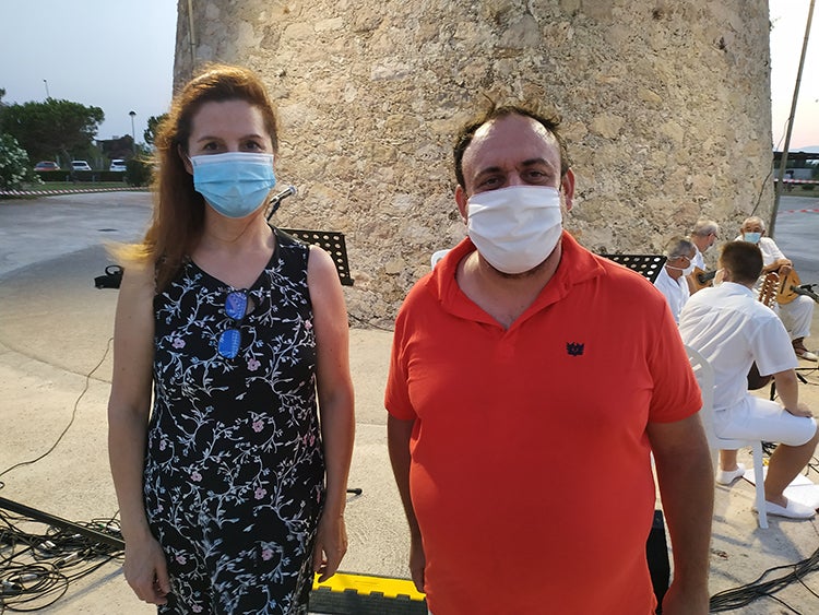 L'editora d'Edicions del Sud, Victoria Pujades, amb Israel Clarà