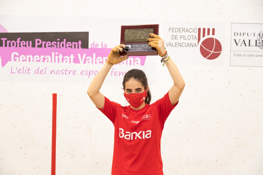 Victoria amb el trofeu de campiona