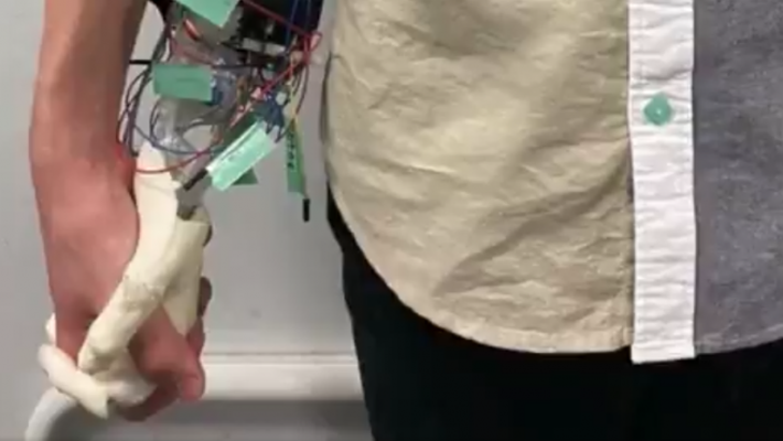 Tenir una novia a mà