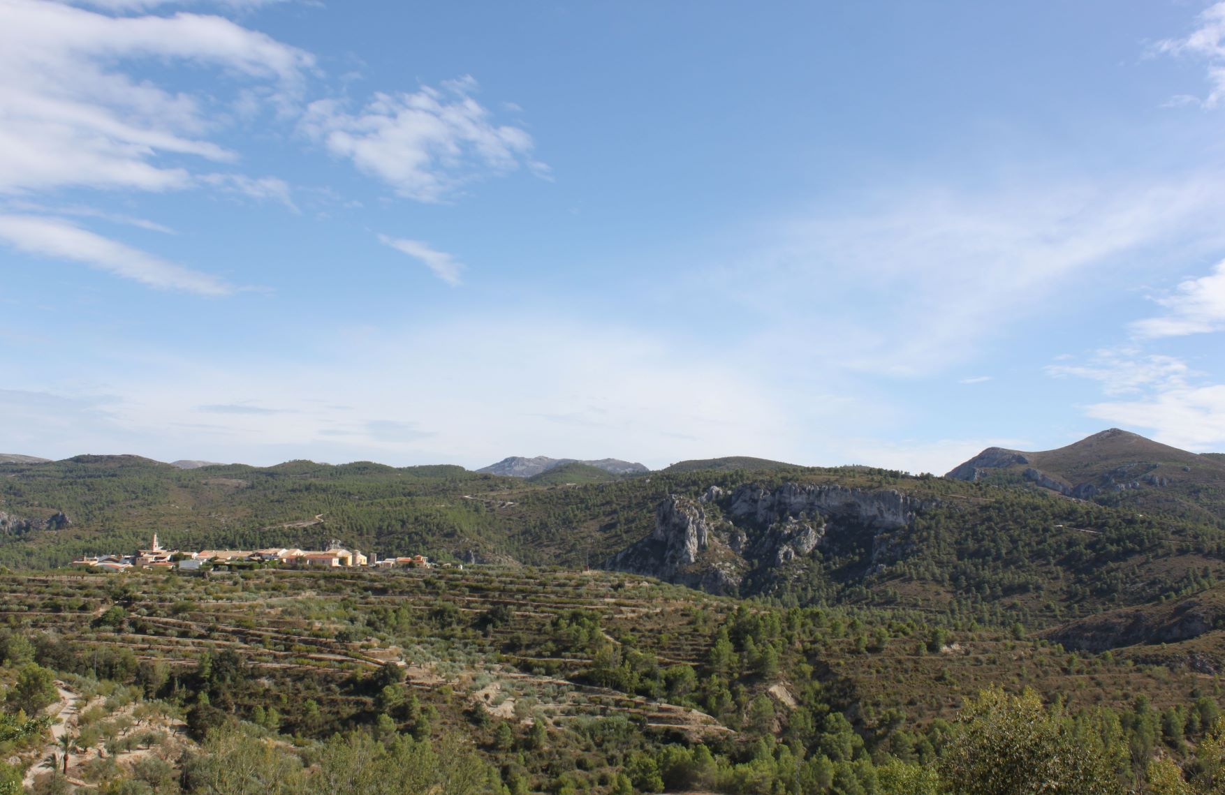 Margarida i la serra d’Almudaina, vistes des de la Venta de Margarida, situada a la carretera CV-700 (Manel Arcos i Martínez, 30 d’agost de 2017)