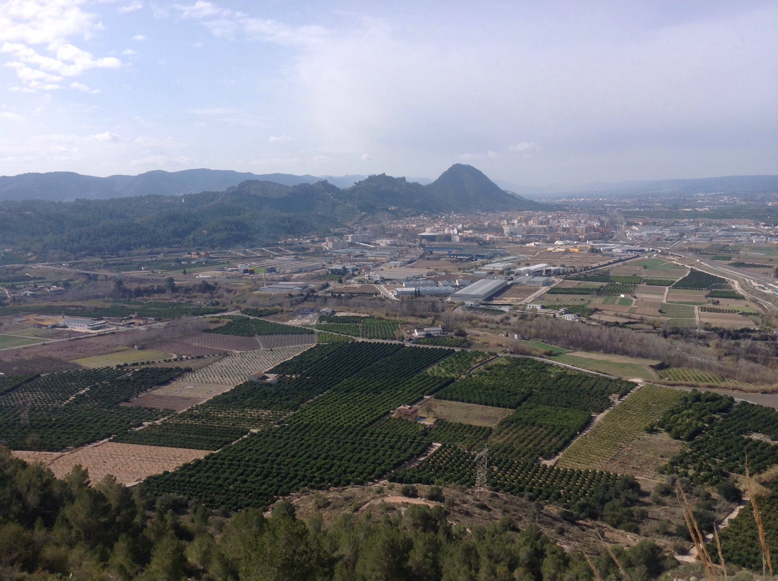 Vista panoràmica de la Costera, presa des de l’ermita del Puig de Xàtiva (Consultat des de dondenosvamos-Guía de Turismo Rural [en línia], ).