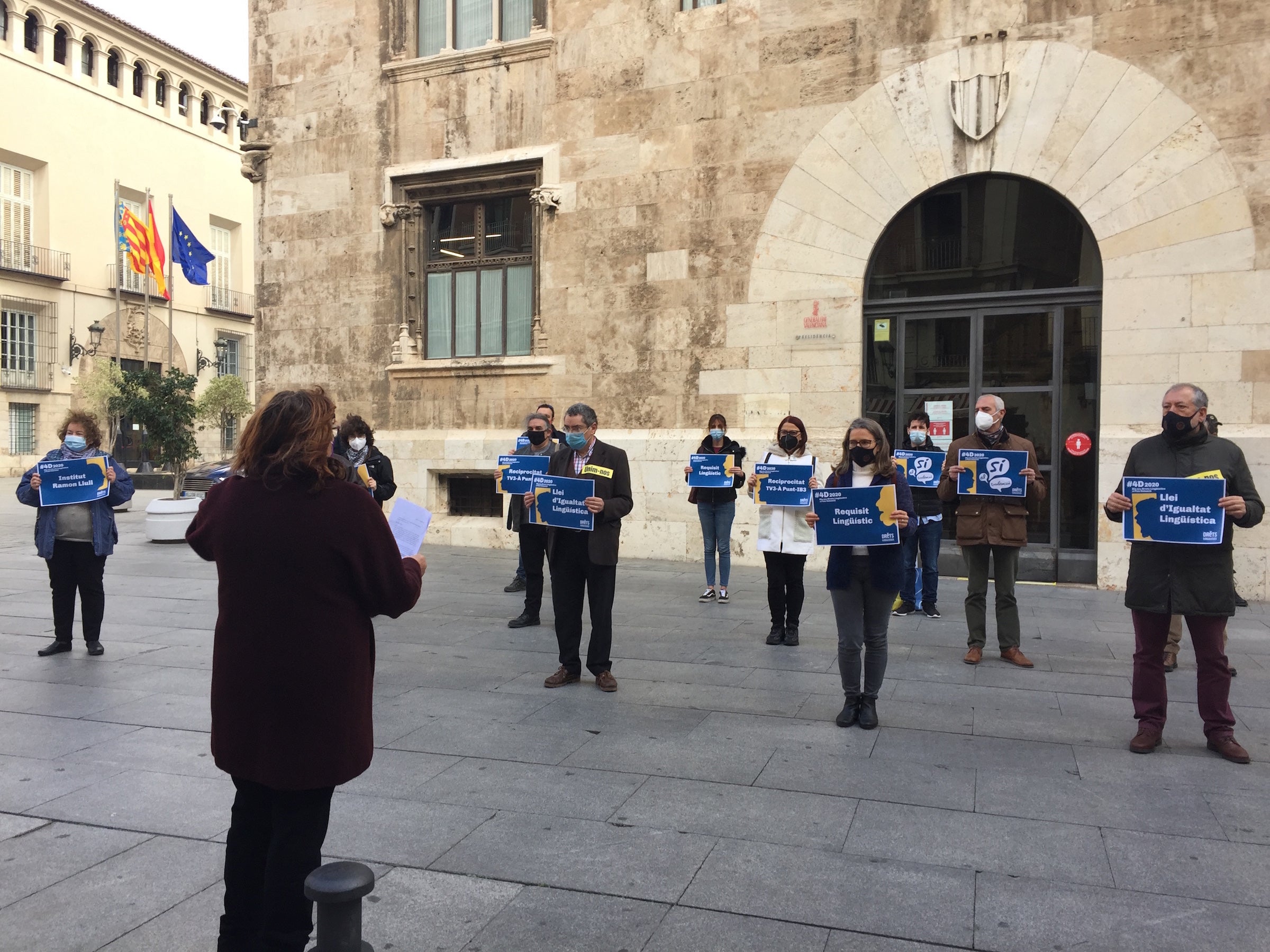 Entitats socials commemoren el #4D a les portes de la Generalitat