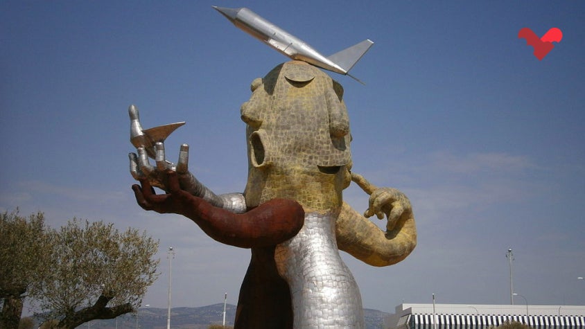 Escultura 'L'home avió' homenatge a Carlos Fabra a l'Aeroport de Castelló