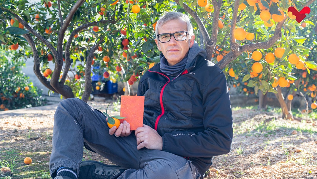 Cayetano Bravo amb la maqueta de 'Genealògic'