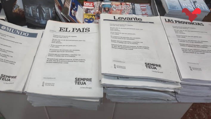 Foto d'un quios valencià amb alguns dels diaris més llegits