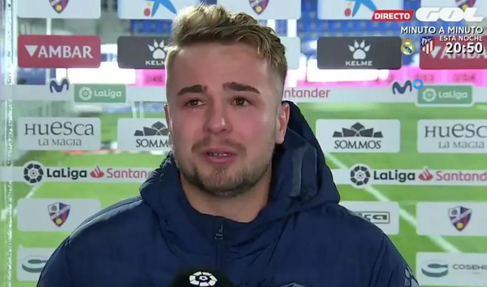 El jugador del Huesca, Javi Ontiveros, emocionat davant la premsa.TWITTER @GOL