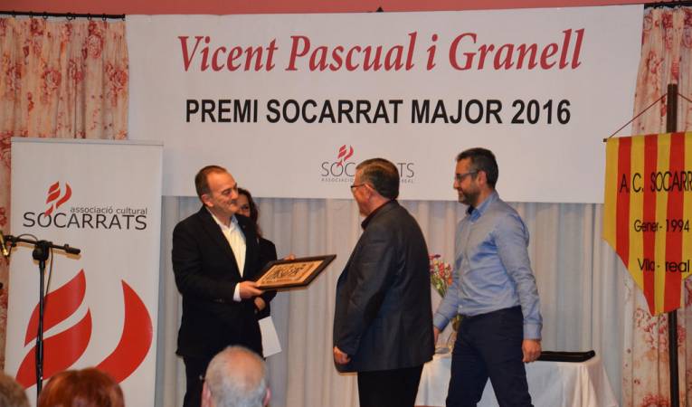 El president de l'A.C. Socarrats, Fermí Font, lliurà el guardó de Socarrat Major 2016 al pedagog i lingüista Vicent Pascual