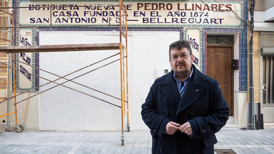 Àlex Ruiz, alcalde de Bellreguard, davant la façana de la 'Botigueta Nova'