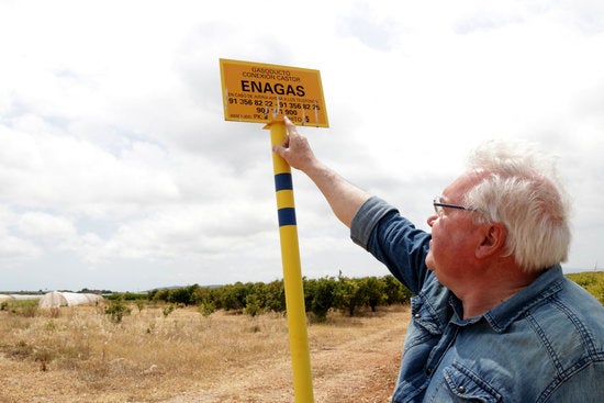 El portaveu de la Plataforma del Sénia, Evelio Monfort, mostrant la placa de la fita del gasoducte de connexió del projecte Castor a Vinaròs / ACN
