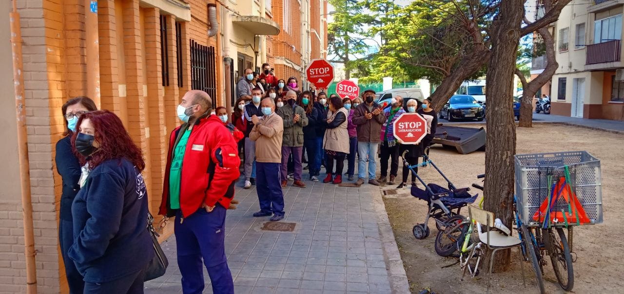 Una imatge del col·lectiu Espai Veïnal Cabanyal i altres veïns i veïnes, després d'un desnonament aturat