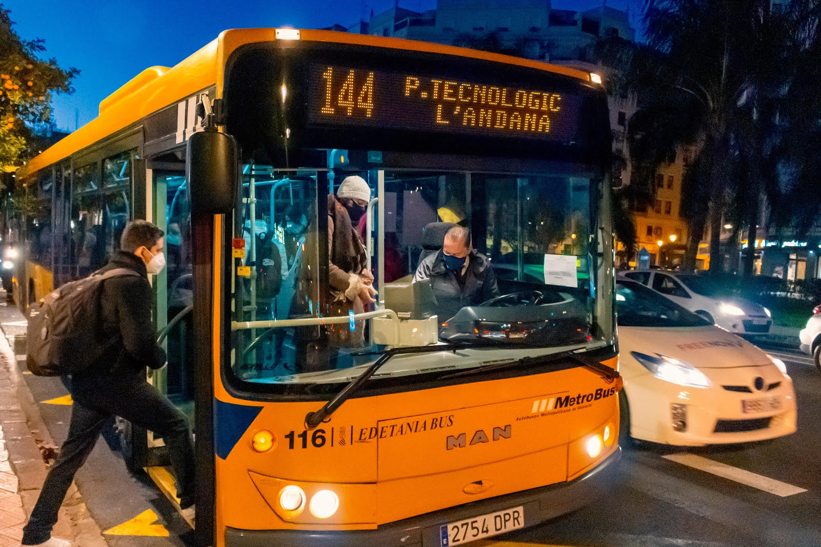 Deixar el cotxe i agafar l’autobús per anar a la fàbrica, la nova proposta de la Generalitat